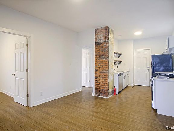 4th image of 6123 Commonwealth St