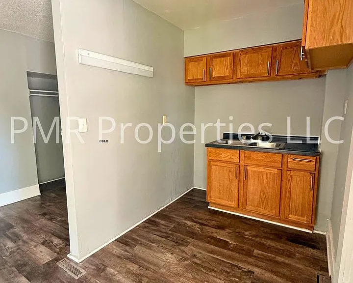 828 Avenue B — Photo 5