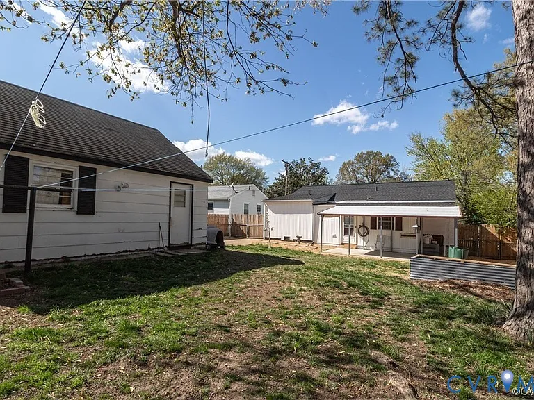 2500 Lee St — Photo 4