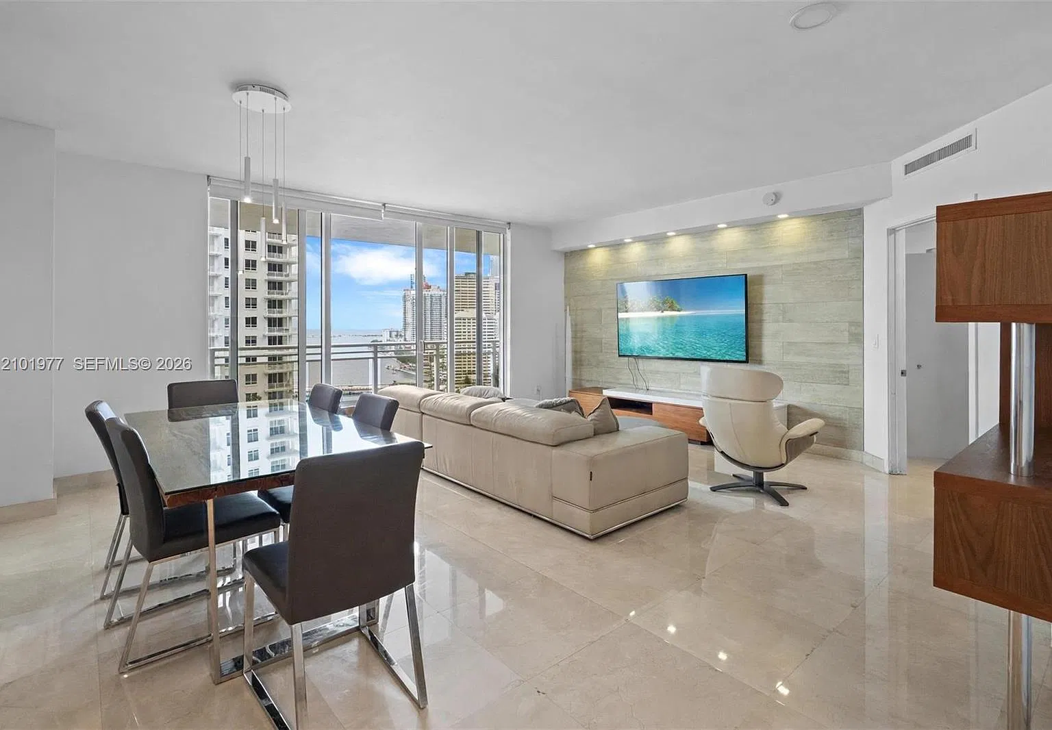 Carbonell Condo — Photo 2