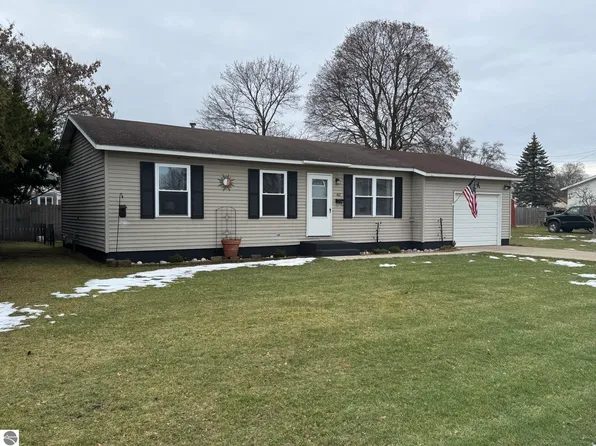 407 Decalb St, Reed City, MI 49677