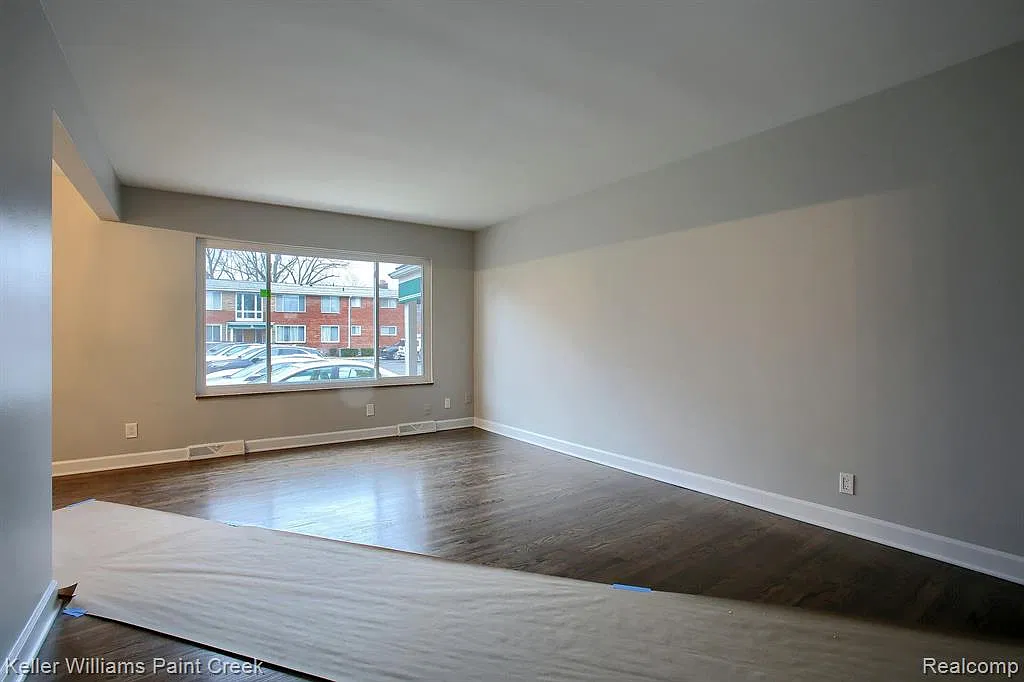 2 bed, 1.5 bath, 963 sqft, $1,800 — Photo 2