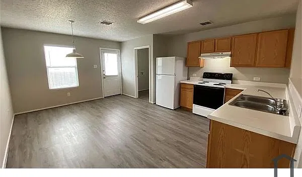 4 bed, 1728 sqft, $3,100 — Photo 4
