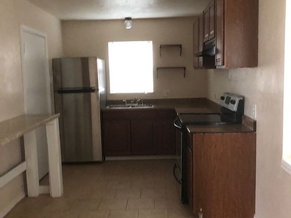 5th image of 404 N San Jacinto St
