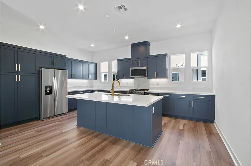 3 bed, 3.5 bath, 1881 sqft, $4,250 — Photo 1