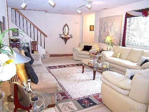 2nd image of 15 Sweetbriar Ct