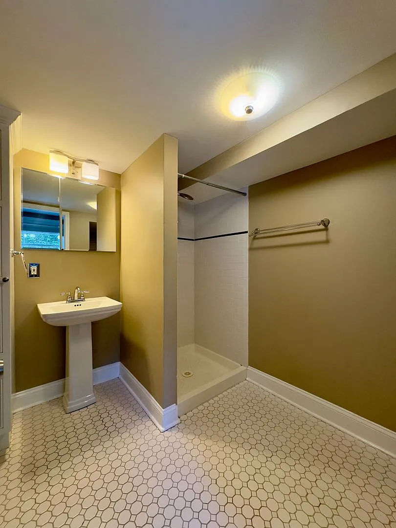 Spacious 4-Bedroom Single Family House in Baltimore — Photo 4