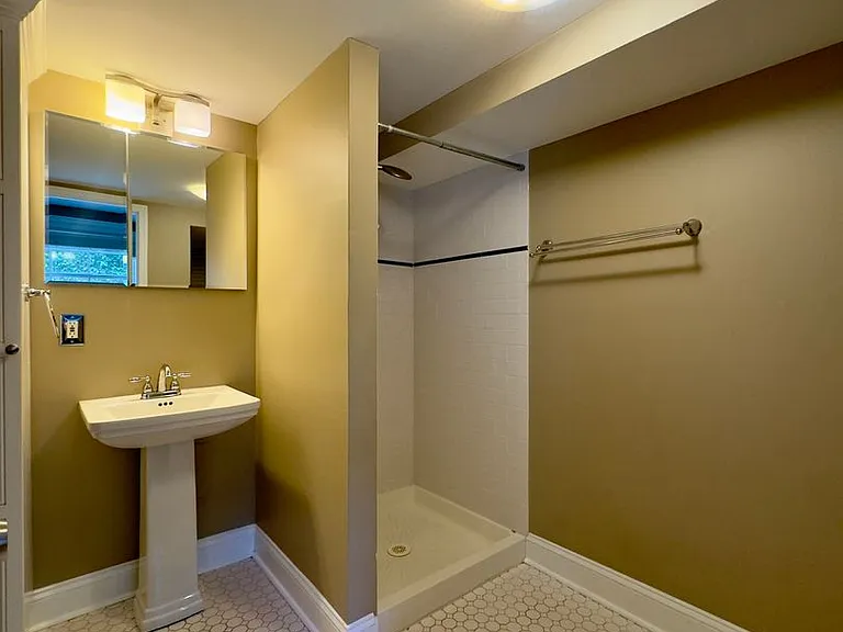 115 E Northern Pkwy — Photo 4
