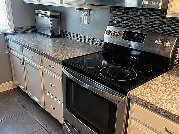 4th image of 1020 Bell Ave