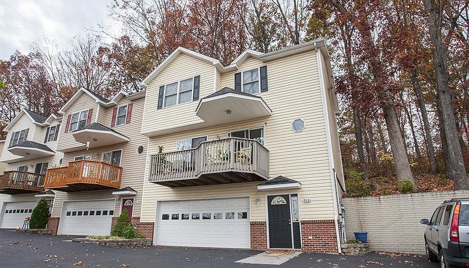 1st image of 918 Camelot Ln