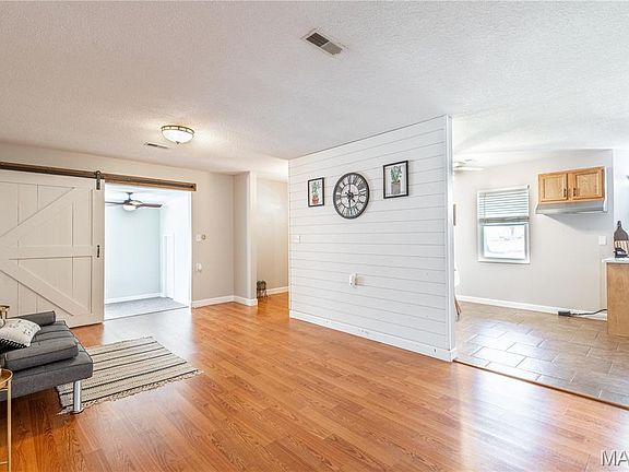 3rd image of 108 Brown St