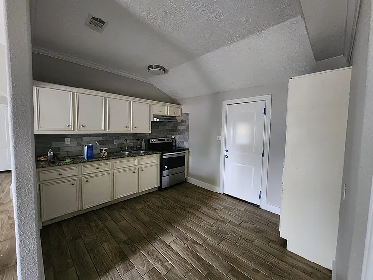 304 Truman St #B — Photo 3