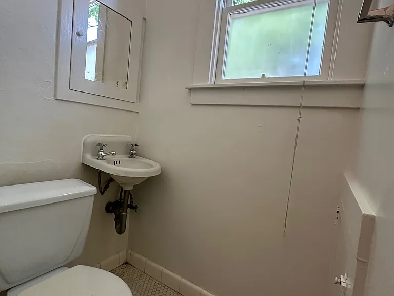 78 Glen Ave #D — Photo 10