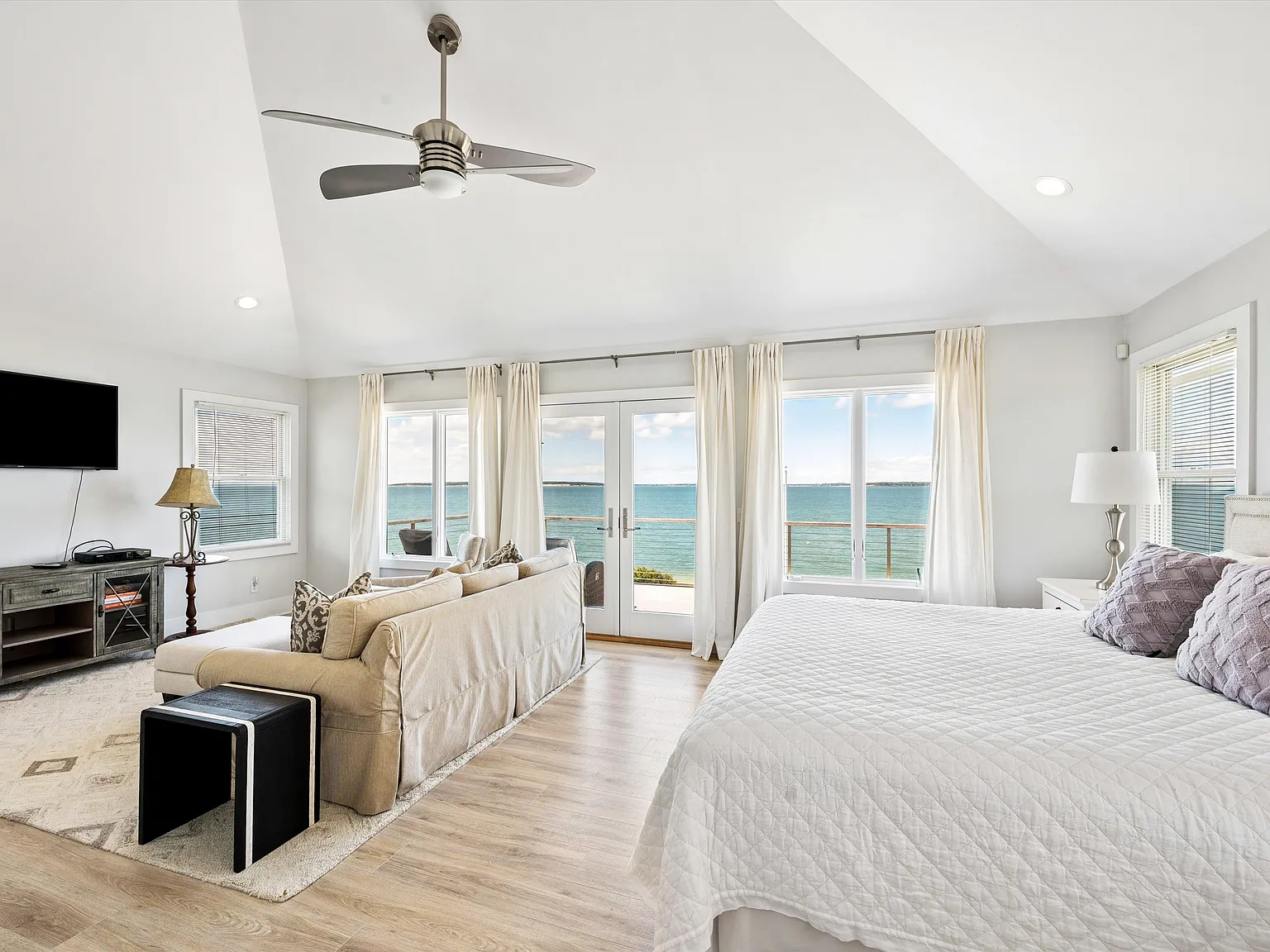 Stunning Southampton Home on Little Peconic Bay - Summer Rental — Photo 4