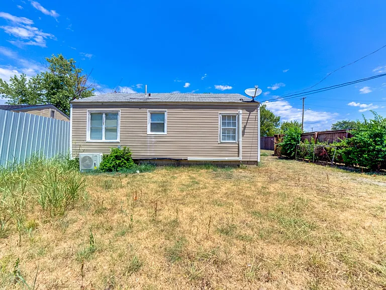 1020 E Apache St — Photo 17