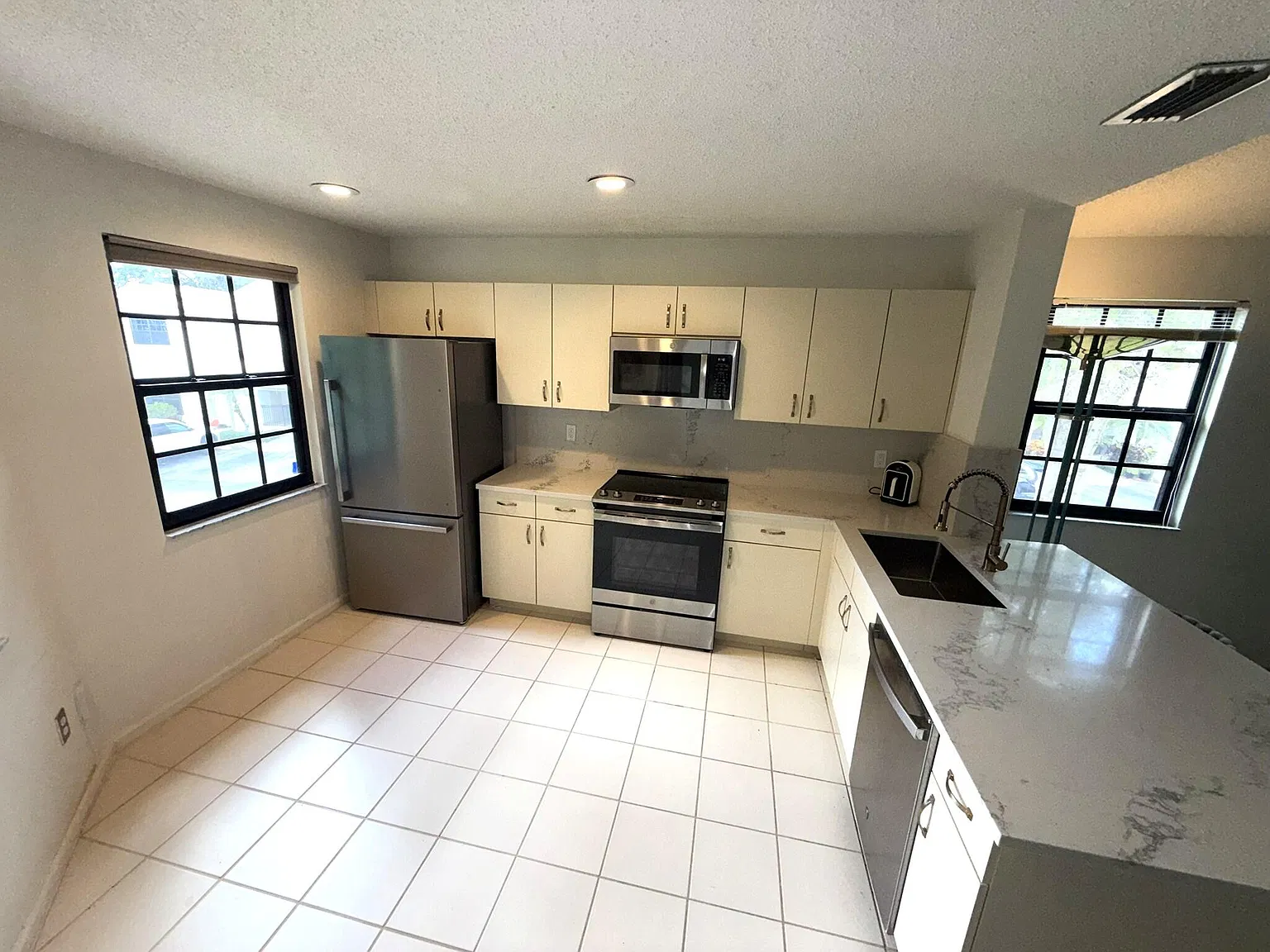 2 bed, 2.0 bath, 1319 sqft, $2,700 — Photo 3