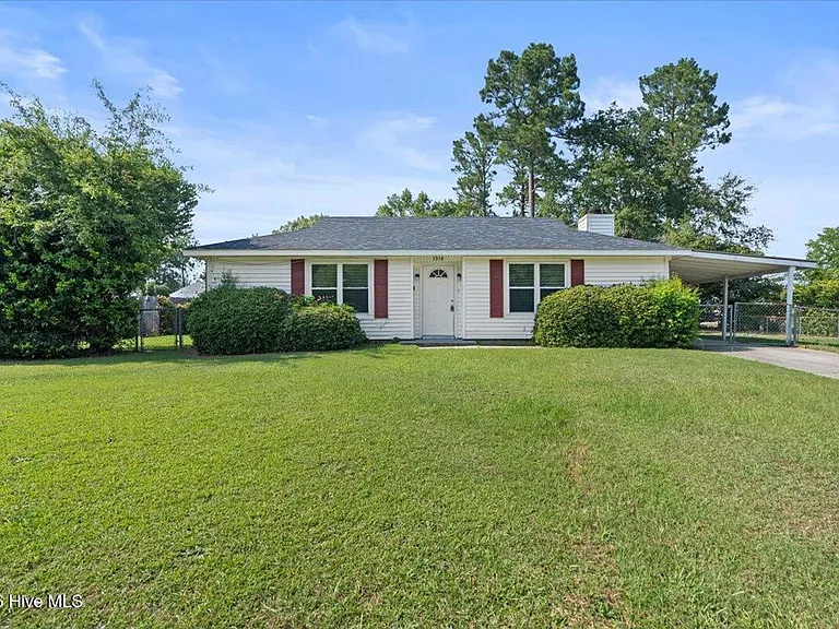 1910 Neptune Dr — Photo 1