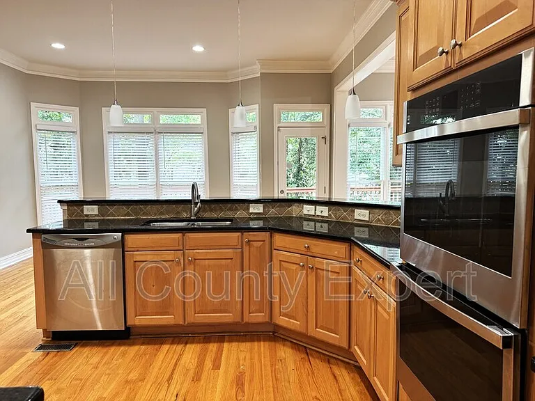 889 Lenox Ct NE — Photo 10