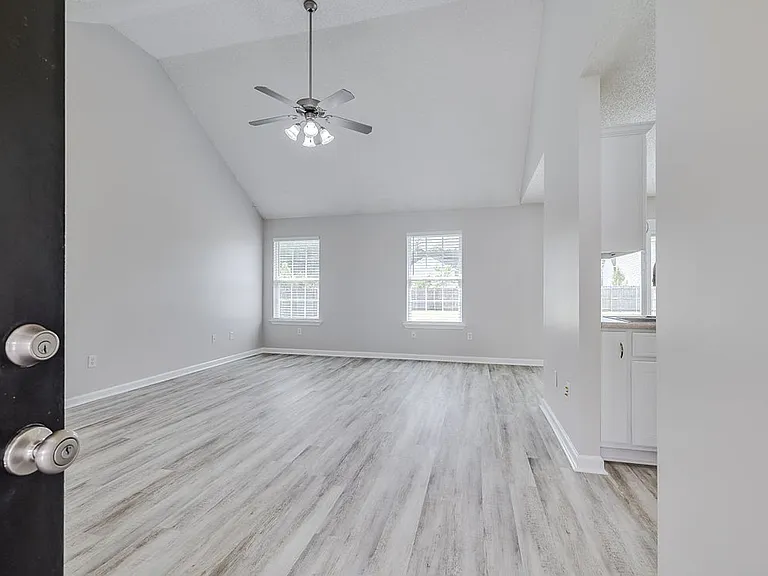 114 Mustang Dr — Photo 5
