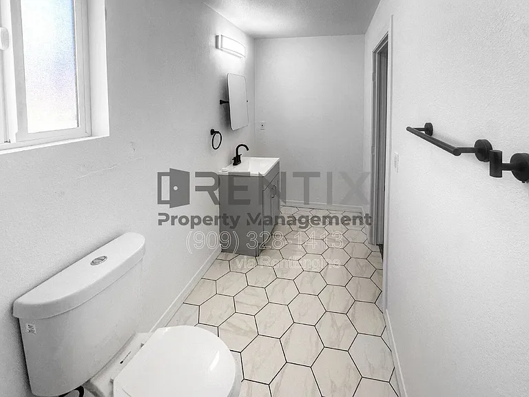 1560 Church St #B — Photo 12