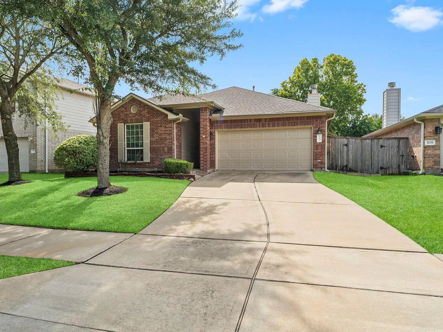 3 bed, 2.0 bath, 2067 sqft, $2,300 — Photo 4