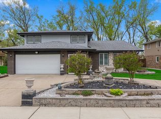 8433 W Sun Valley Dr, Palos Hills, IL