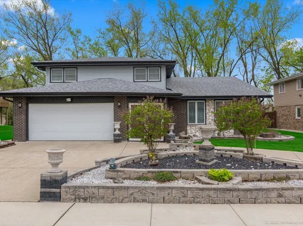 8433 W Sun Valley Dr, Palos Hills, IL 60465
