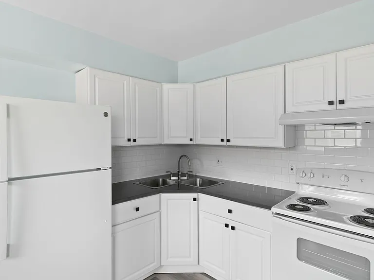 4221 N Grand River Ave — Photo 3