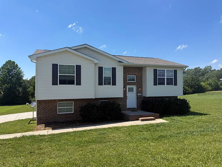 505 Holladay Rd — Photo 1