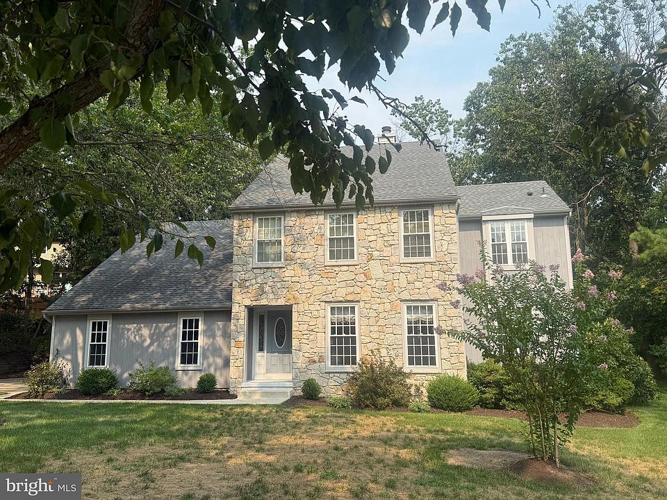 1st image of 8 Whyte Ct