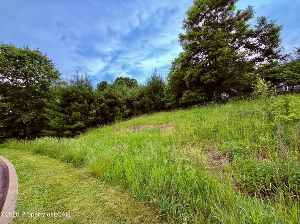 29 Orchard Ln, Dallas, PA 18612
