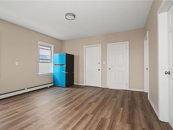 5th image of 142 Oxford St
