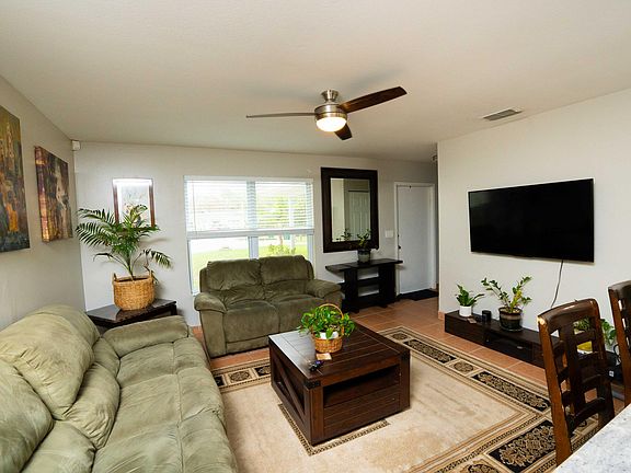 3rd image of 402 SW Ruffner Court