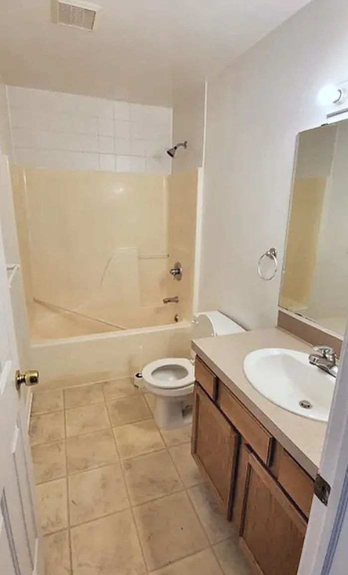 5 bed, 2.5 bath, 1760 sqft, $3,500 — Photo 4