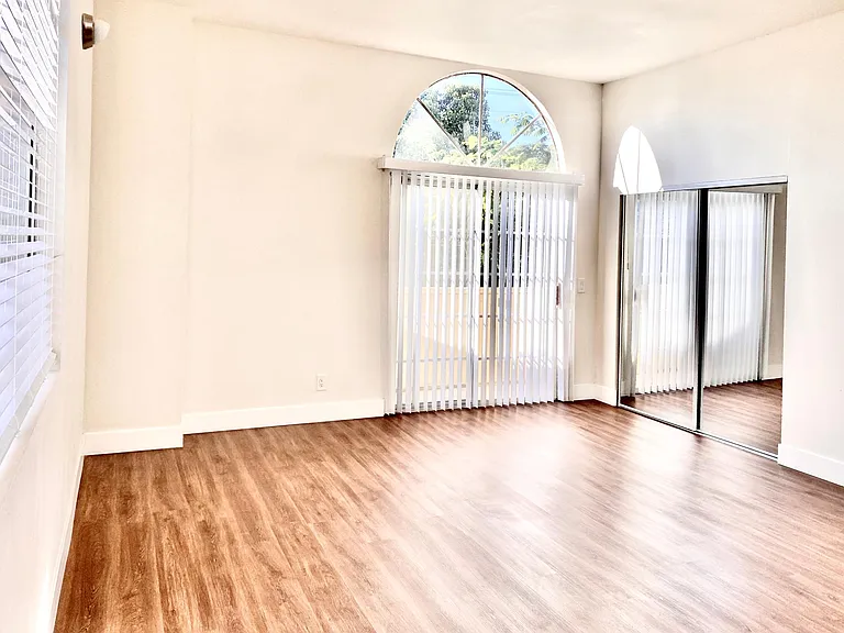 upstair bright & spacious master bed room with hi ceiling & mirror closets,
& small balcony.