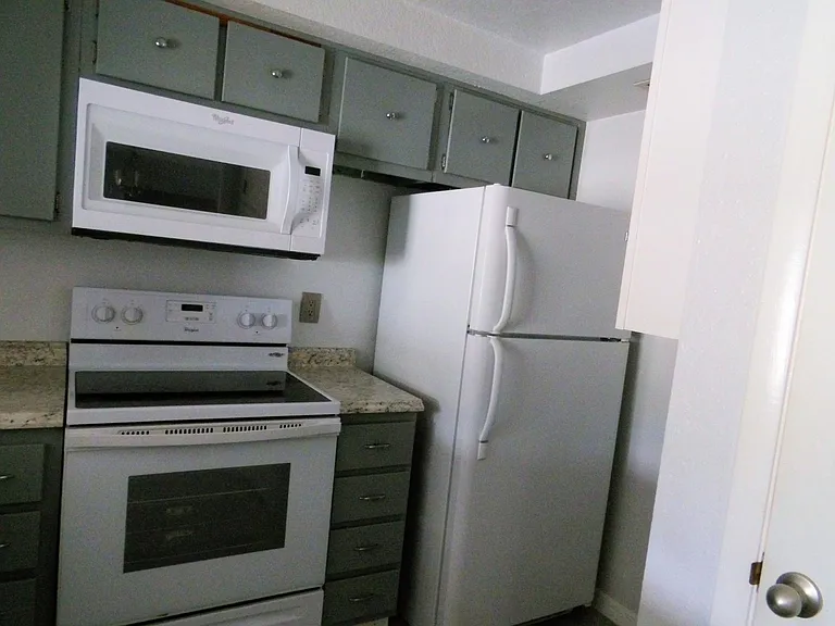 2839 NE 3rd St #106 — Photo 5
