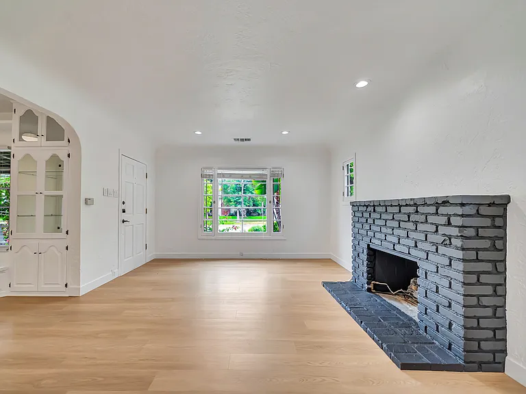 546 S Beachwood Dr — Photo 8