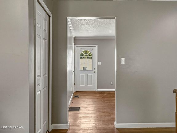 4th image of 163 E Airview Dr