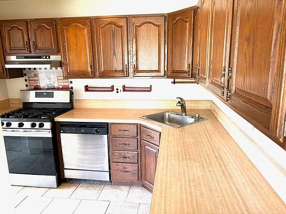 5th image of 40702 Newport Dr