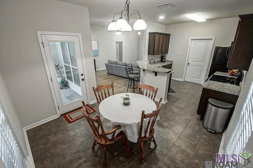 3 bed, 1445 sqft, $1,900 — Photo 3