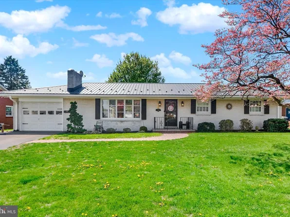 366 Town Dr, Greencastle, PA 17225