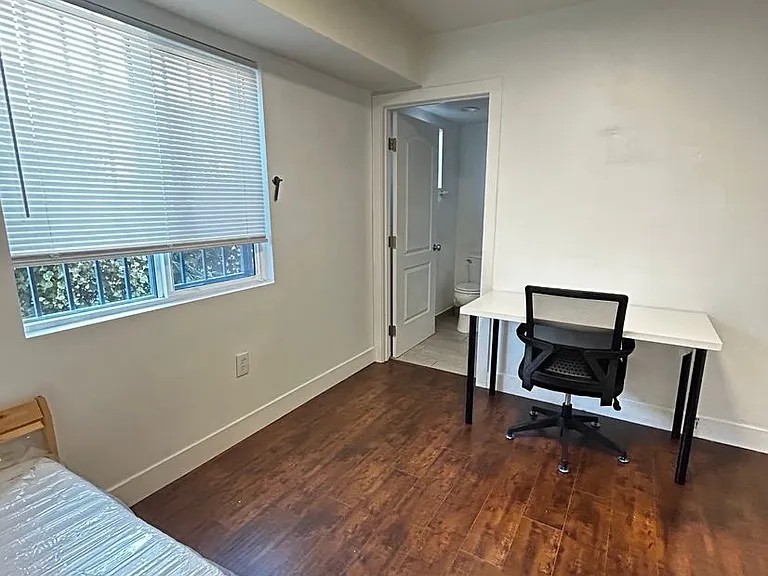 1440 W 35th St — Photo 8