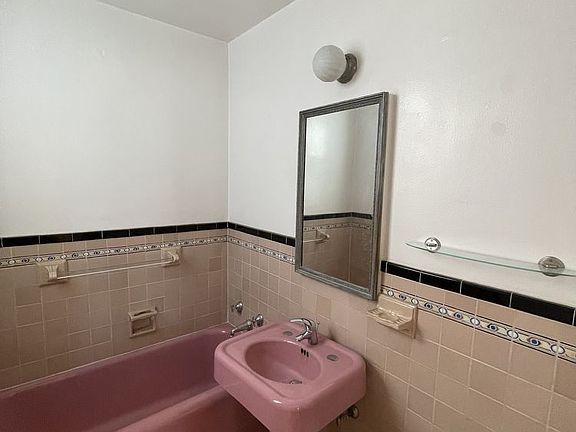 5th image of 1900 Jefferson St APT 303