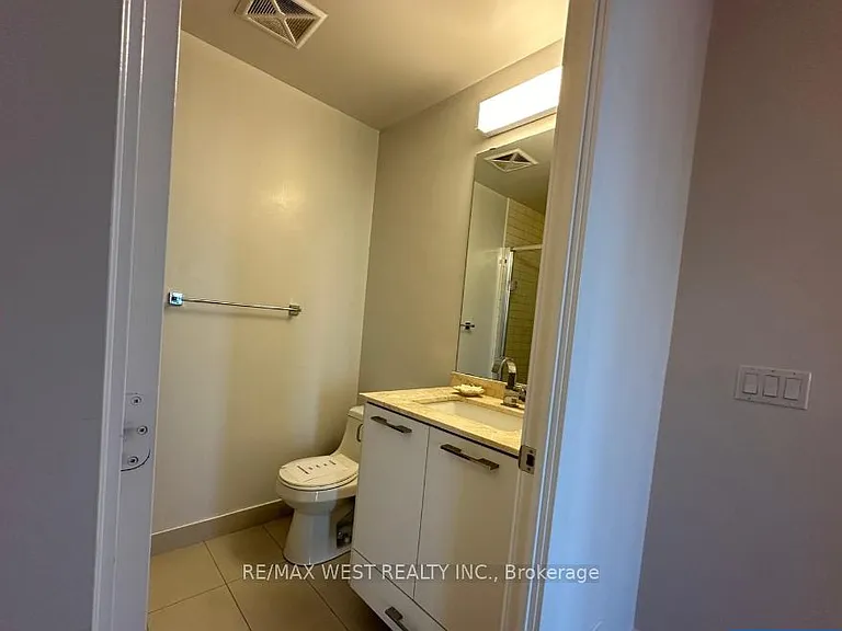 9471 Yonge St #630 — Photo 7