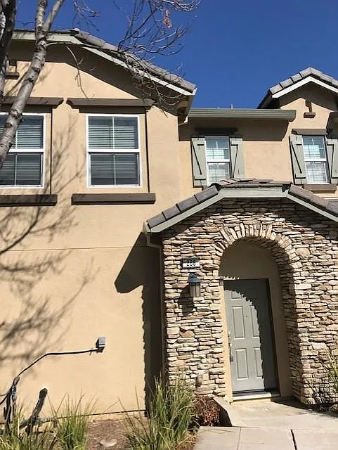 288 S Yucatan Pl photo 1