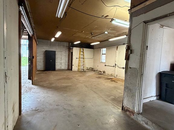 5th image of 132 W 7th Ave