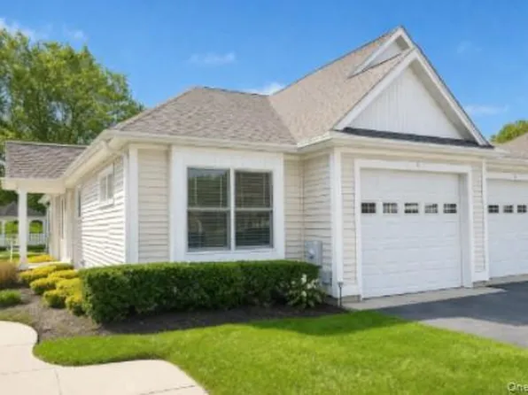 5 White Oak Court #5, Coram, NY 11727