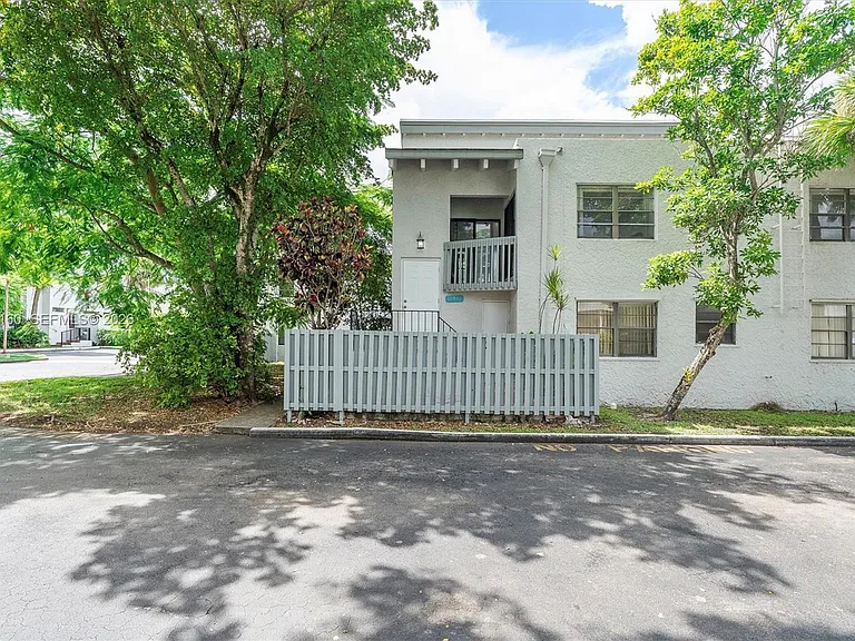 10542 NW 7th Ter #B7 — Photo 1