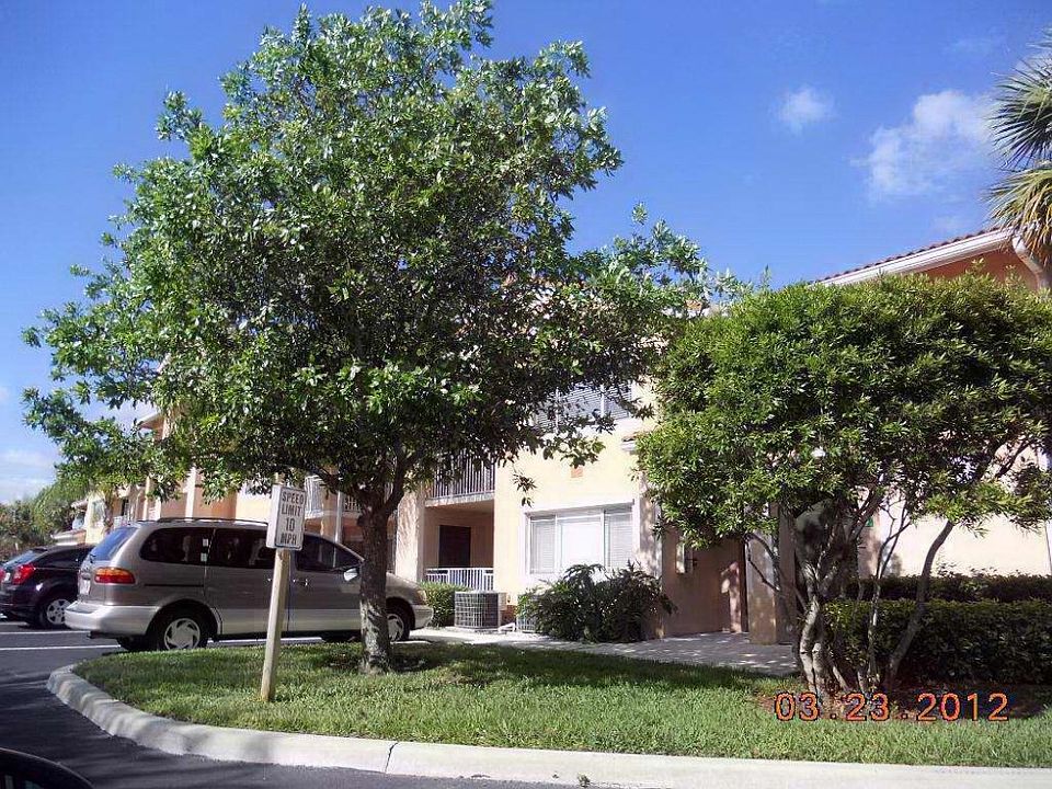 1st image of 211 SW Palm Dr APT 104