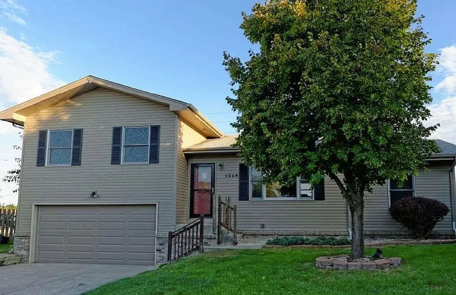 4 bed, 2111 sqft, $2,100 — Photo 2